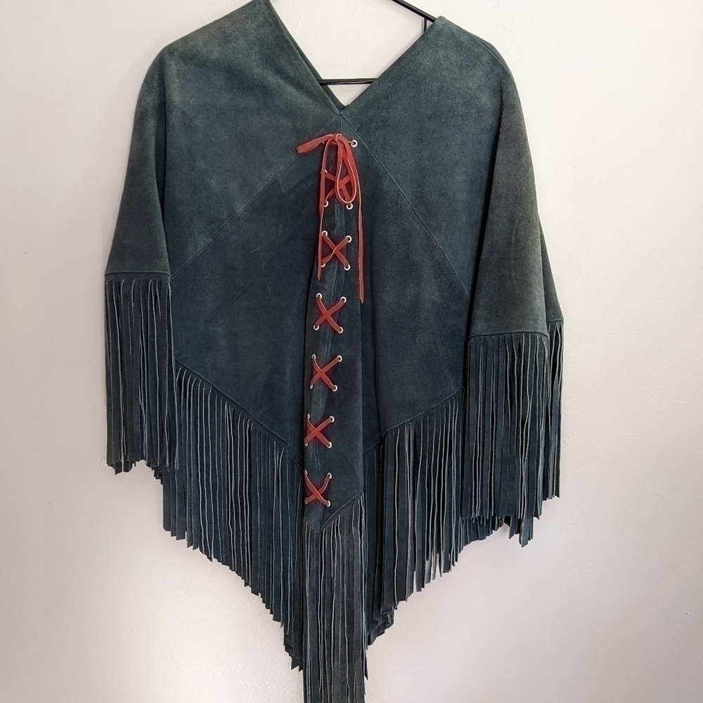 Swe𝅺et Vintage Suede Poncho from the 1960/70s Blue suede. Red Suede Lacing 💙❤️